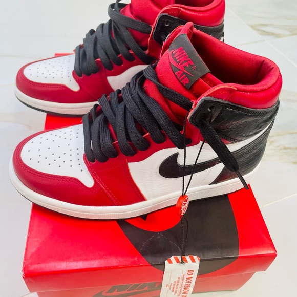 Air Jordan 1 NEW AUTHENTIC RETRO HIGH OG ‘SATIN RED WOMEN SZ 5 - Picture 3 of 10